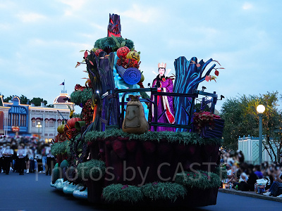 ウィックド・クイーンが乗ったフロート