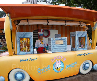 ワゴンで販売をするフードキャスト