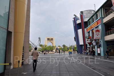 ユニバーサルシティウォーク大阪から見たUSJの門