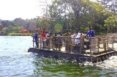 いかだに乗れば、探検の島はすぐそこに!