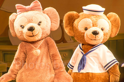 仲良しのシェリーメイとダッフィー