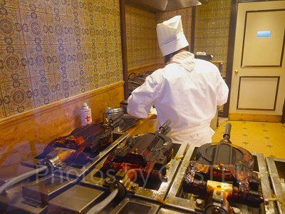 グレートアメリカン・ワッフルカンパニー:店内でミッキーワッフルを焼き上げる様子