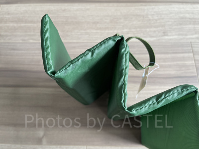 緑のポータブルクッションはじゃばら折りでコンパクトにできる