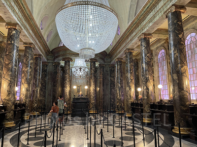 Qラインになっているグリンゴッツ銀行のロビー