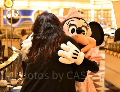 ミニーマウスとハグするゲスト