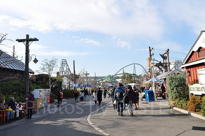 USJのアミティエリアを歩くゲスト