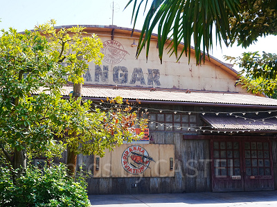 「ドリームス・テイク・フライト」が公演されるハンガーステージ