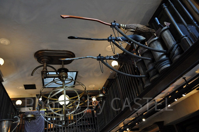 ハリーポッターエリアのディスプレイ「魔法の箒」/USJ