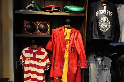 ハリーポッターエリアの店内ディスプレイ(クィディッチグッズ）／USJ