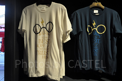 Harry’s Glasses(ハリーズグラッシーズ)のTシャツ(左・白、右・ミッドナイトブルー)