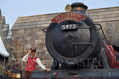 ハリー・ポッターエリアのホグワーツ特急と車掌／USJ