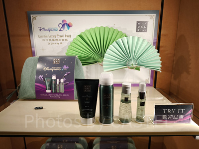 香港ディズニー20周年「ミッキー&フレンズ・グランドセレブレーショングッズ」:ラグジュアリートラベルポーチ