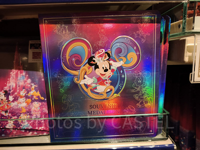 香港ディズニー20周年「ミッキー&フレンズ・グランドセレブレーショングッズ」:スーベニアメダルコレクションブック
