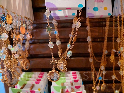 香港ディズニーアナ雪グッズ:アナとエルサのバッグチャーム(ショートチェーン)