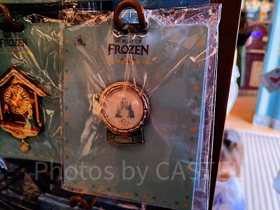 香港ディズニーアナ雪グッズ：アレンデール城のピンバッジ