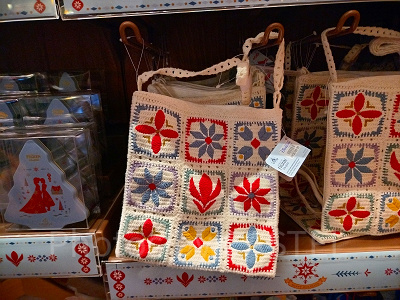 香港ディズニーアナ雪グッズ:アレンデールの刺繍肩掛けカバン