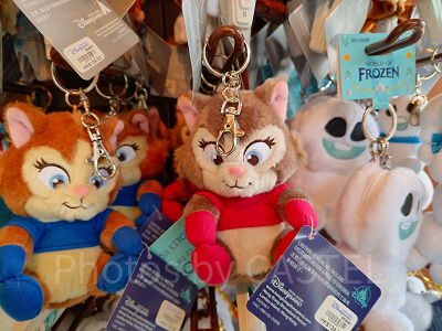 香港ディズニーアナ雪グッズ:猫(赤服)のぬいぐるみキーチェーン