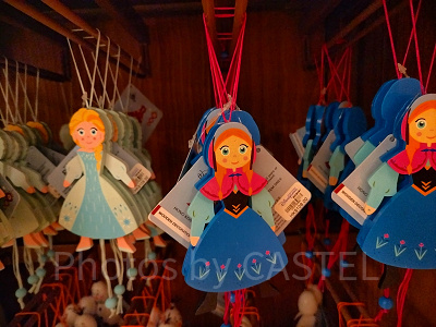 香港ディズニーアナ雪グッズ:アナの木製人形