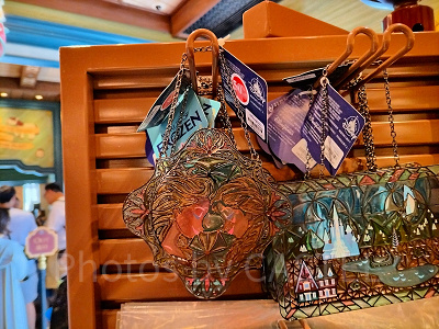 香港ディズニーアナ雪グッズ：ステンドグラス風壁飾り(アナ＆エルサ)