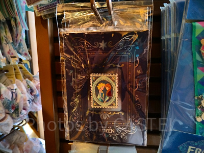 香港ディズニーアナ雪グッズ：切手型ピンバッジ（台紙付）