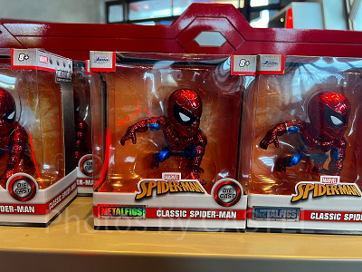 香港ディズニーマーベルグッズ：クラシック版スパイダーマンメタルフィギュア