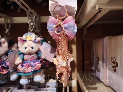 香港ディズニー20周年「ダッフィー＆フレンズ・グランドセレブレーショングッズ」：バッグ用キーチェーン