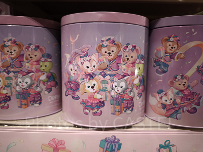 香港ディズニー20周年「ダッフィー&フレンズ・グランドセレブレーショングッズ」:チョコクランチ缶