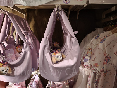 香港ディズニー20周年「ダッフィー&フレンズ・グランドセレブレーショングッズ」:クッキーアンのショルダーポーチ