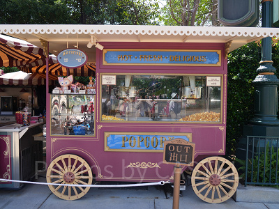 香港ディズニーランドのレストラン：メインストリートUSAのポップコーンワゴン＆フードカート