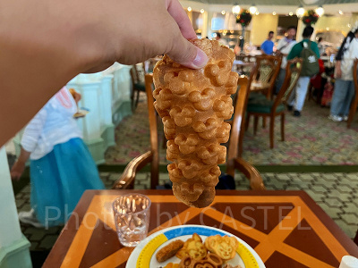 香港エンチャンテッドガーデンレストラン：パーク内の食べ歩きメニューとしても話題のミッキー型エッグパフ