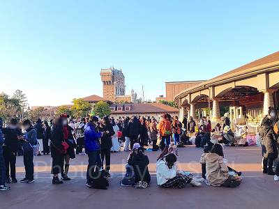 舞浜駅からディズニーシーへの行き方：ディズニーシーの入園ゲート