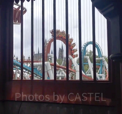 ハンガリー・ホーンテール（青）とチャイニーズ・ファイヤーボール（赤）のジェットコースター