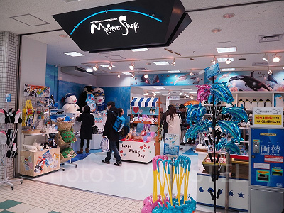 年間パスポートを持っていれば、館内ショップで割引などの優待も受けられます