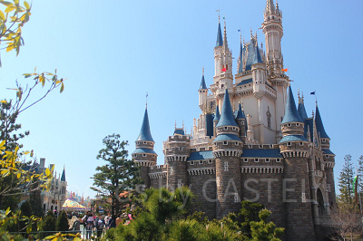 ディズニーランドでジェットコースターデビューするなら？