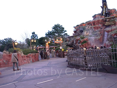スプラッシュマウンテン前：16：30頃撮影