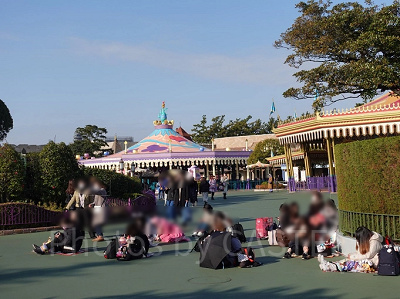 開園直後のホーンテッドマンション前