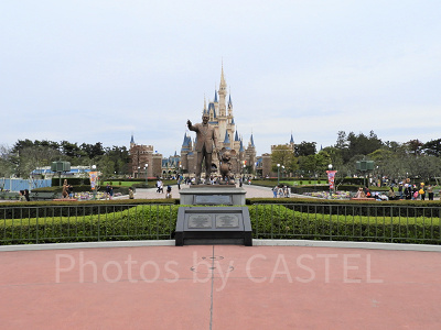 パートナー像前