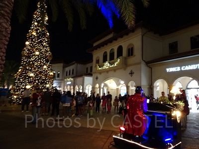 ディズニー・スプリングス内。手前のピアノはパフォーマーです。