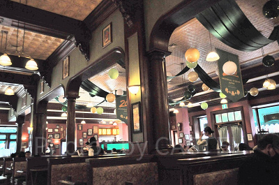 フィネガンズバー＆グリル店内