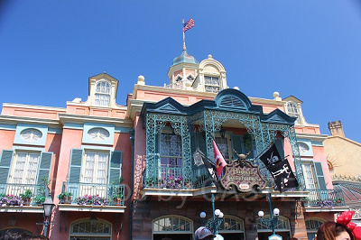 薄暗い雰囲気はカップル向け？