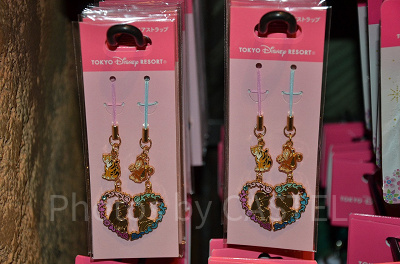 ジャスミンの方にはラジャ、アラジンの方にはアブーがついています