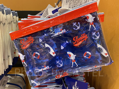 ジョーズの総柄クリアポーチ