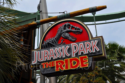 ジュラシックパーク・エリアのジュラシックパークザライドの看板/USJ