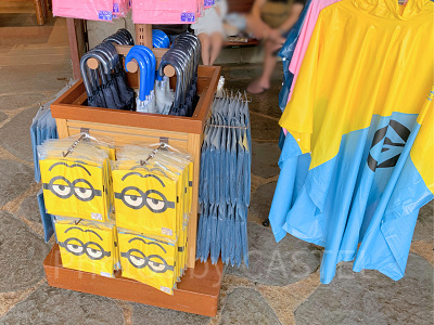 店頭にカッパが並んでいる様子