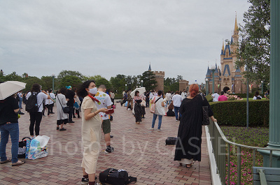 ソーシャルディスタンスを保って待機します