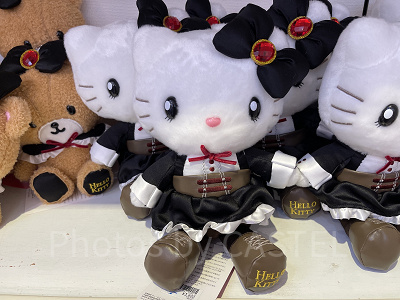 キティのぬいぐるみ（黒ドレス）