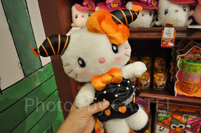 「KOWAKAWA　HALLOWEEN」ハローキティぬいぐるみ