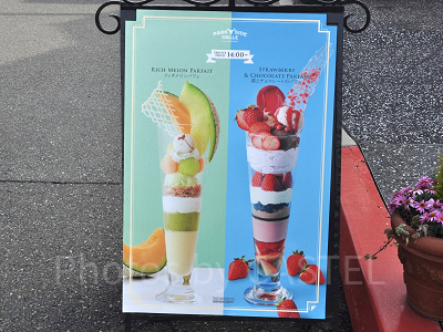 （左）リッチメロンパフェ （右）苺とチョコレートのパフェ