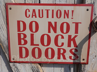 リバティ・ランディング・ダイナー：張り紙「ドアをふさがないで！」
