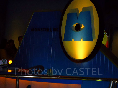 薄暗いアトラクション内でモンスターを探せ！